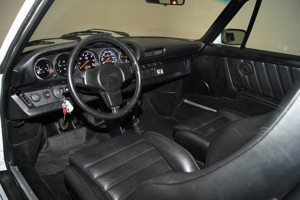 Porsche 930 Turbo "Flachbau" (1982) - serienmässiger Ausbau mit Leder als Option