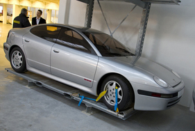 Giugiaros Beitrag zum Thema "viertüriger Porsche" war der Typ 932, dessen Front mit den liegenden Scheinwerfern an den 928 erinnerte, aber auch irgendwie fernöstlich wirkte.