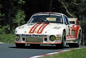 Porsche 935 (1977) von Team Josef Brambring mit Fahrer Neuhaus (Chassis Nummer #930 770 0907) – Möbel Franz Lackierung