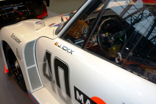 Porsche 935 "Baby" aus dem Jahr 1977, damals pilotiert von Jacky Ickx - Sonderschau Supercars 2 in der Autoworld Brüssel 2022/2023