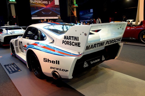 Bild Porsche 935 "Baby" aus dem Jahr 1977, damals pilotiert von Jacky Ickx - Sonderschau Supercars 2 in der Autoworld Brüssel 2022/2023