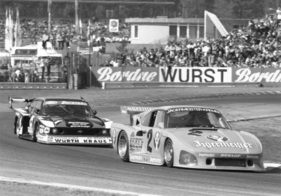 Porsche 935 K3 (1980) - der Jägermeister-Kremer-935 fährt vor dem Zakspeed Ford Capri aus der Linkskurve