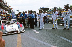 Bild: Porsche 936/77 (1977) - 2.06.1977 - 24 Stunden von Le Mans: Jürgen Barth, Hurley Haywood und Jacky Ickx auf einem 936/77 (Nr. 4), 1. Pl. Ges.Kl.