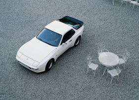 Bild: Porsche 944 (1981) - mit einem 163 PS starken Vierzylindermotor ist der auf der IAA vorgestellte 944 zwischen dem 924 und dem Typ 911 SC positioniert