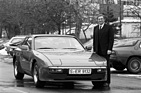 Porsche 944 (1982) - Peter W. Schutz vor einem Porsche 944 Anfang 1982 im Werk 1 in Stuttgart-Zuffenhausen