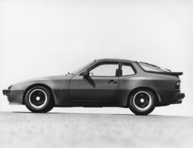 Porsche 944 (1982) - anstelle der aufgesetzten Verbreiterungen hatte der 944 im Gegensatz zum 924 Carrera GT integrierte verbreiterte Kofflügel hinten