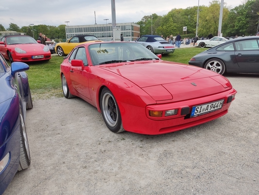 Porsche 944 (1984) – ebenso interessant ist das 993-Cabrio mit dem fehlenden Blinker – Porsche-Treffen Dinslaken 2022