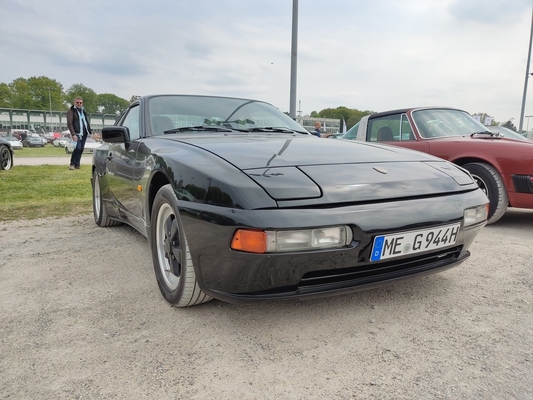 Porsche 944 (1990) mit der Frontschürze eines Porsche 928 S4 – Porsche-Treffen Dinslaken 2022