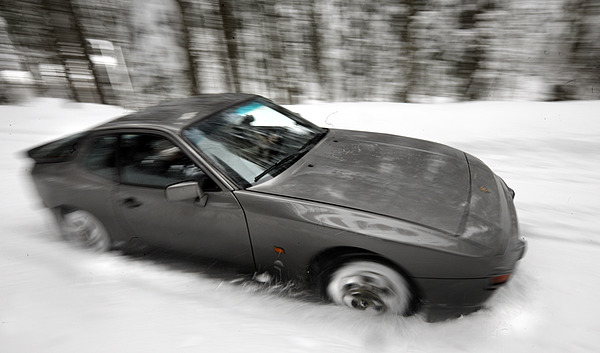 Porsche 944 am dritten "Auf Schnee und Eis" - Thomas Hauser peitscht den Porsche zusammen mit Copilot Alex Vonow über einen tief verschneiten Waldweg