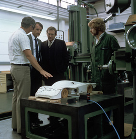 Porsche 956 (1982) - Peter W. Schutz bei der Entwicklung des Porsche 956 in Weissach