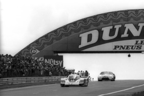 Porsche 956 (1982) in Le Mans - Gesamtsieger Rothmans Porsche 956 #1 mit Jacky Ickx und Derek Bell nach dem berühmten Dunlop Bogen - gefolgt vom Chevrolet Camaro mit Billy Hagen