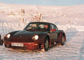 Porsche 959 (1985) – Prototyp bei Erprobungsfahrten in Skandinavien. DerPlatz des Beifahrers wird von der Messelektronik eingenommen