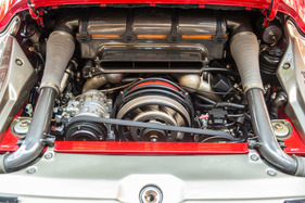 Porsche 959 (1987) – Luftfilterkasten und Lüfterrad dominieren das Bild. Rechts und links die Luftleitungen zu den Turboladern