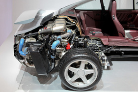 Porsche 959 (1987) – Schnittmodell: hinter dem Rad der rechte der beiden Ladeluftkühler