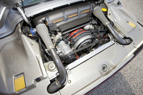 Porsche 959 (1987) – So viel Komfort muss sein: Obwohl es im Motorraum schon eng genug zugeht, sitzt hinten links noch ein Kompressor für die Klimaanlage