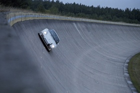Porsche 959 (1987) – Steilkurve: Zur Erprobung gehörte natürlich auch das Fahrverhalten bei Höchstgeschwindigkeit