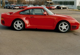 Porsche 959 (1987) – auf dem Werksgelände. Im Gegensatz zu den 911-US-Modellen im Hintergrund erfüllte der 959 nicht die amerikanischen Zulassungsvorschriften Porsche 959 (1987) – auf dem Werksgelände. Im Gegensatz zu den 911-US-Modellen im Hintergrund erfüllte der 959 nicht die amerikanischen Zulassungsvorschriften