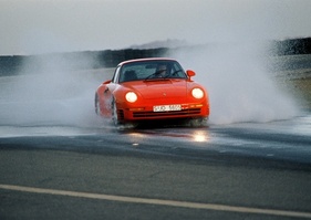 Porsche 959 S (1987) – Walter Röhrl bei Testfahrten auf der nassen Kreisbahn