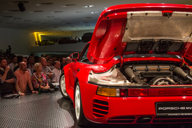 Bild Porsche 959 S (1987) - auch hier horchen die Gäste gespannt