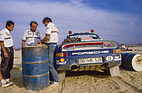 Bild: Porsche 959 mit Ickx und Brasseur an der Rallye Dakar 1985