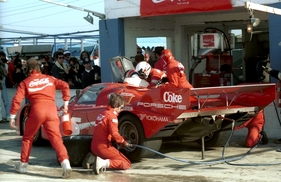 Porsche 962 (1986) - Der berühmte Coke Porsche 962 war Gesamtsieger - hier in voller Action am Boxenstopp (12 Stunden von Sebring 1986)