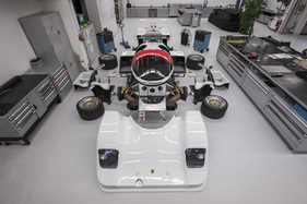 Bild Porsche 962 C (1987) – Der 962 C, in seine Komponenten zerlegt.
