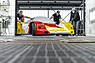 Porsche 962 C (1987) – Der Rennwagen wird aus der Lackiererei geschoben. (© Porsche AG, 2021)