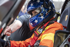 Bild Porsche 962 C (1987) – Hans-Joachim Stuck zurück hinter dem Lenkrad des 962 C.