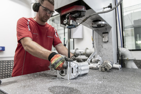 Porsche 962 C (1987) – In der Porsche-eigenen Gießerei wurden die Zylinderköpfe hergestellt.