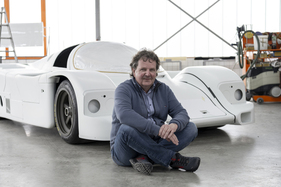 Porsche 962 C (1987) – Rob Powell vor dem nackten 962 C.