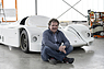 Porsche 962 C (1987) – Rob Powell vor dem nackten 962 C. (© Porsche AG, 2021)
