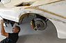 Porsche 962 C (1987) – Traugott Brecht beginnt mit der Zerlegung des 962 C. (© Porsche AG, 2021)