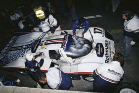 Porsche 962 C (1987) beim Boxenstop in der Nacht