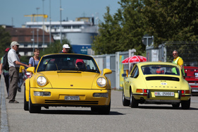 Porsche 964 C2 - der Youngtimer fährt herein, der Oldtimer (911) verlässt die Veranstaltung - am 2. TCS Youngtimer und Classictreffen in Pratteln im Jahr 2016