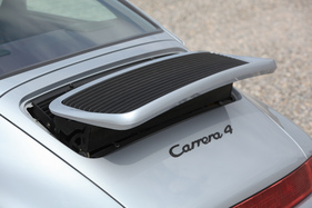 Porsche 964 C4 (1991) - der Heckspoiler schwenkt automatisch bei 60 km/h oder manuell betätigt aus