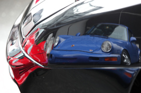 Porsche 964 Carrera 2 Cup (1991) - ein Rätsel? Nein, ein 964 Cup, der sich zusammen mit einem 993 Cup in einem 944 Cup spiegelt