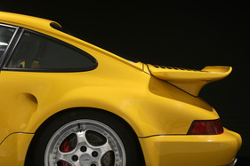 Porsche 964 - Heckflügel in Wagenfarbe - 50 Jahre Porsche 911 im Porsche-Museum