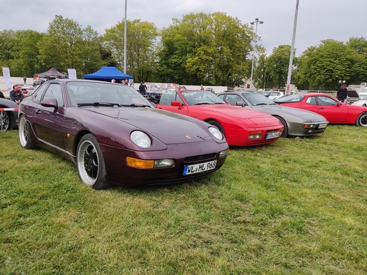 Porsche 968 (1994) neben seinen Frontmotor-Vorläufern – Porsche-Treffen Dinslaken 2022