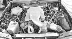 Porsche 989 (1989) – Motorraum eines Technikträgers im Gewand des Mercedes-Benz 300 CE Porsche 989 (1989) – Motorraum eines Technikträgers im Gewand des Mercedes-Benz 300 CE
