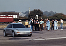 Bild: Porsche 989 (1989) – das Design-Team bei der Begutachtung eines Modells