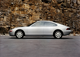 Die Seitenansicht offenbart die flächige Form, die nur durch die notwendigsten Linien gestört wird.