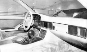 Der Innenraum des 989 präsentierte sich mit mächtigem Mitteltunnel wie im 928 und den klassischen fünf Rundinstrumenten. Das Lenkrad fand sich später auch im 911.