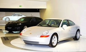Der 989 im Porsche-Museum neben seinem Nachfolger Panamera