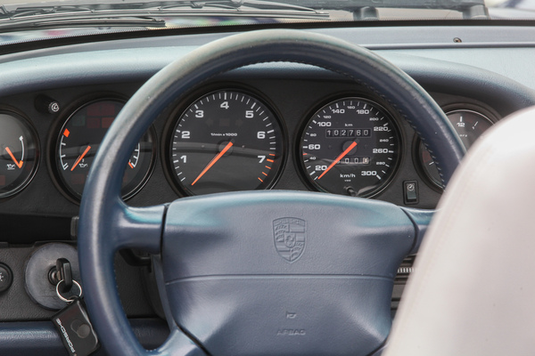 Porsche 993 Cabrio (1995) - Drehzahlmesser direkt vor dem Fahrer