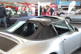Porsche 993 Cabriolet (1995) - ... aber am Dach ist noch etwas Arbeit nötig - interessante Sicht auf das Innenleben des Faltdachs! - Retro Classics Stuttgart 2020