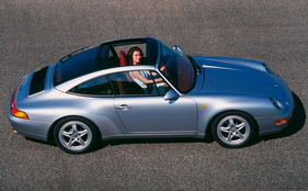 Porsche 993 Targa (1996) - der 993 musste ohne Targa-Bügel auskommen, die Scheibe konnte elektrisch nach hinten geöffnet werden