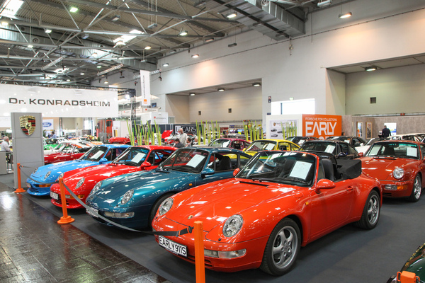 Bild: Porsche-993-Variationen in Reih und Glied bei Dr. Konradsheim