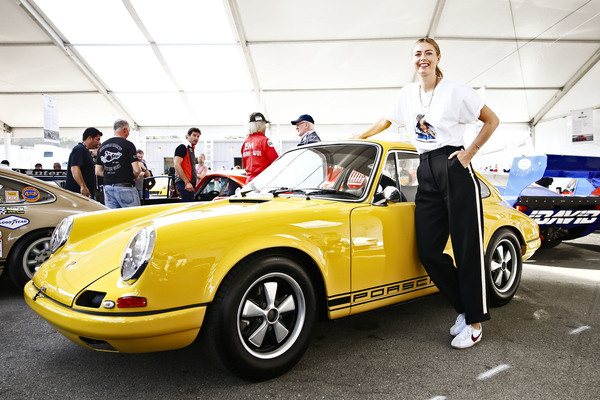Porsche-Ambassadorin Marija Scharapowa posiert vor einem 911 - Porsche Rennsport Reunion 2018