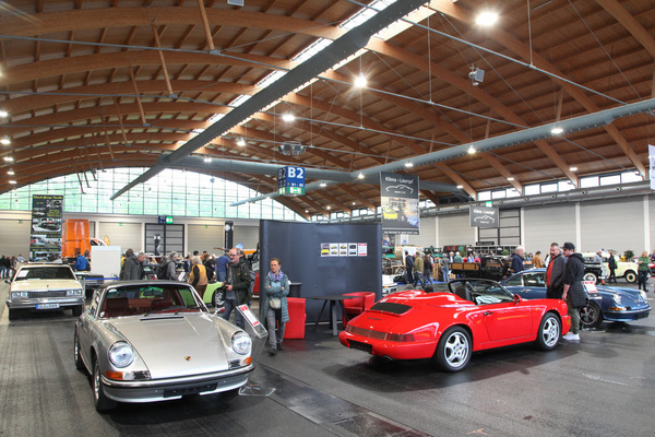 Porsche-Auslegeordnung bie der "Klima Lounge" - Motorworld Classics Bodensee 2022