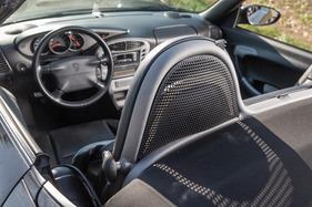 Porsche Boxster (1997) - auch an ein Windschott hatte Porsche gedacht, es wurde zwischen den Kopfstützen aufgespannt